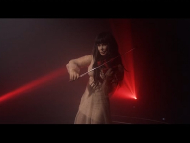 Переплетает