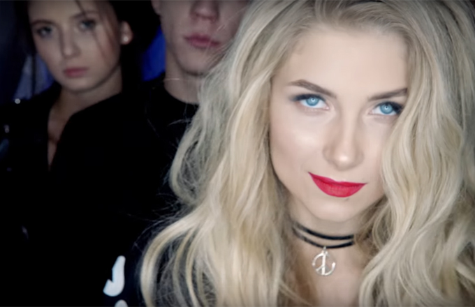 Кольоровими