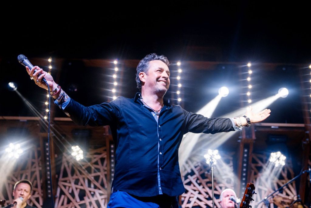 Пісні в унісон і виходи на “біс!”: ДОРОШ розпочав свій перший тур Україною