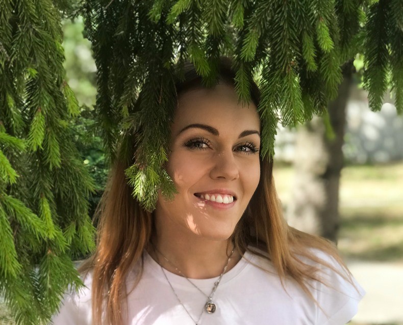 Насолоджуючись відпусткою: Alyosha поділилася селфі без макіяжу