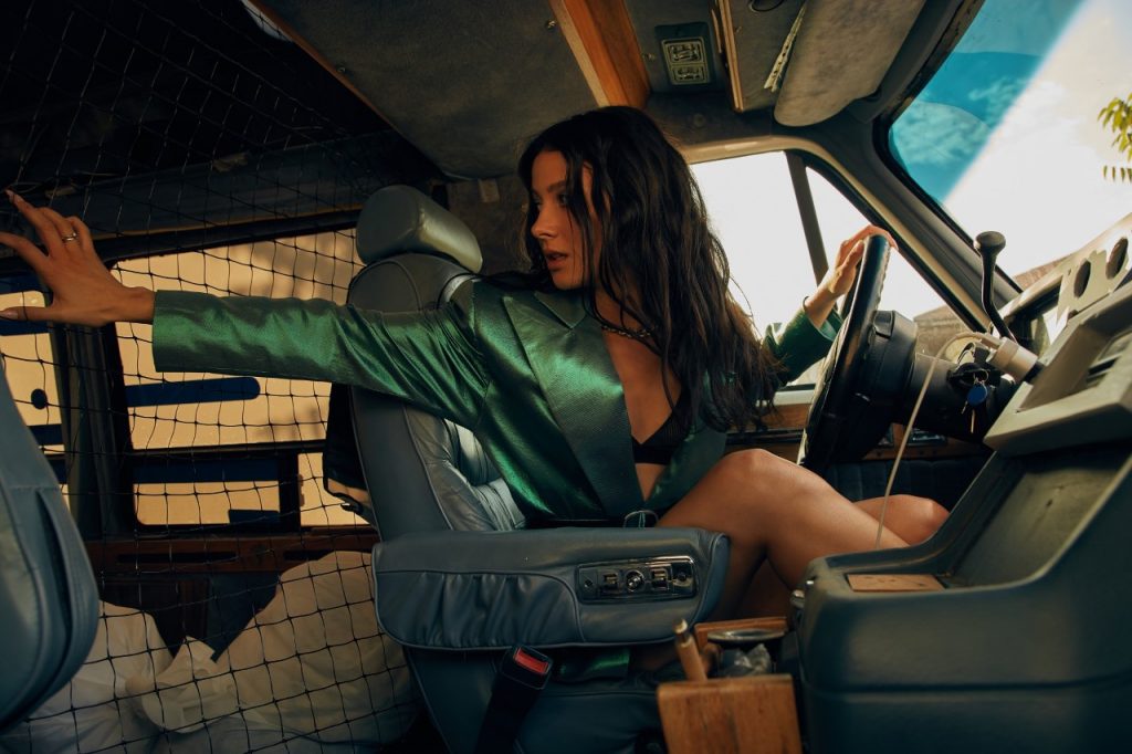 Анастасія Кожевнікова станцювала на даху фургона і ганяла нічним Києвом