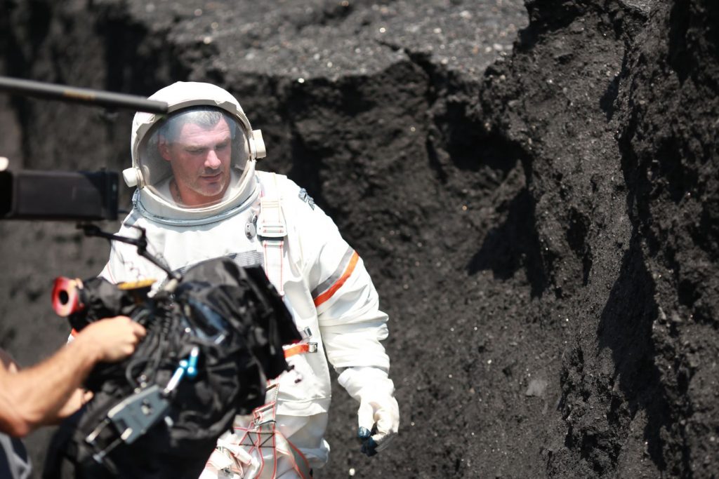 Космічна любов у новому кліпі Арсена Мірзояна “Незнайомці”