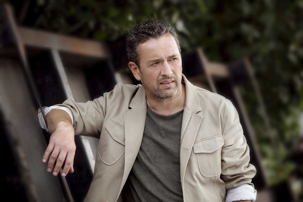 Не тільки піснею: співак ДОРОШ придбав апарати ШВЛ і необхідне обладнання для лікарень