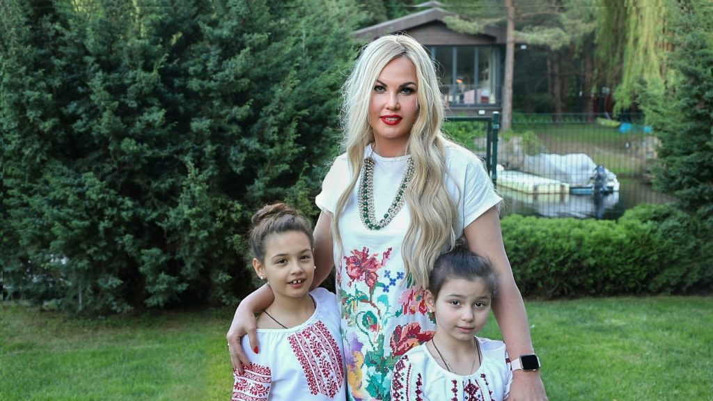 День вишиванки: українські зірки поділилися історіями своїх вишитих оберегів