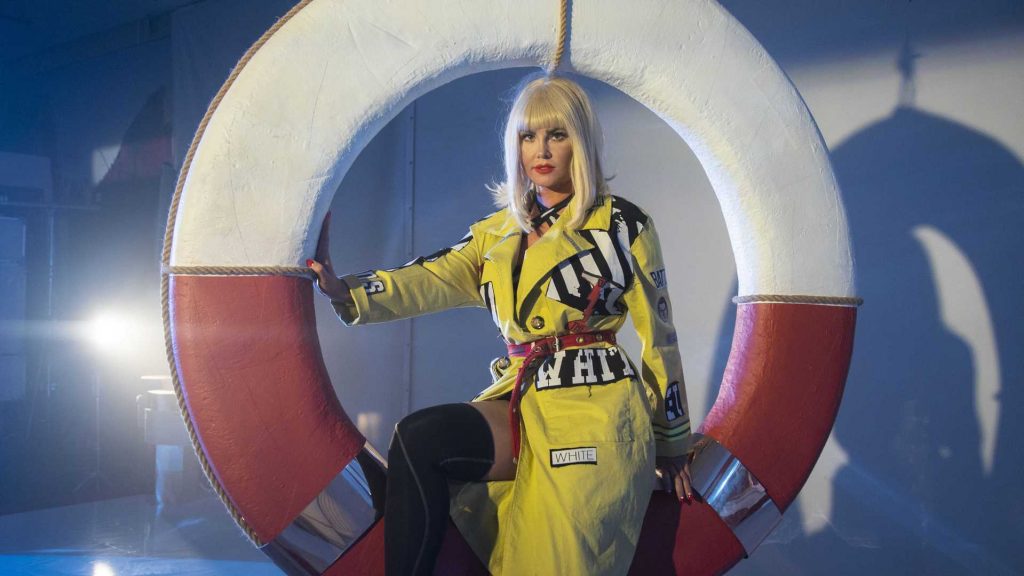 Пристрасна білявка в оточенні моряків: KAMALIYA презентує кліп “Besame Mucho”